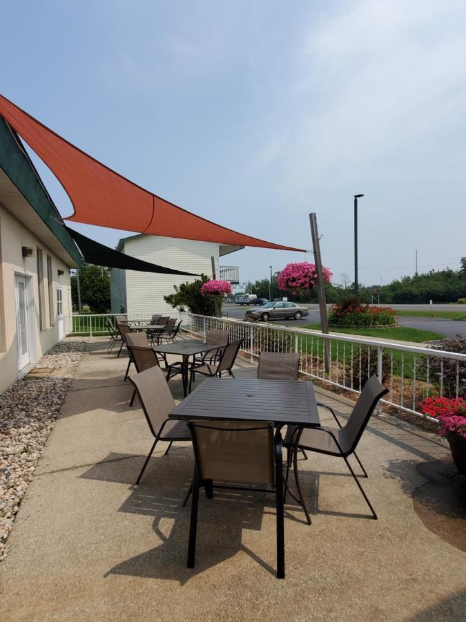 Voyager Inn Saint Ignace Exteriör bild