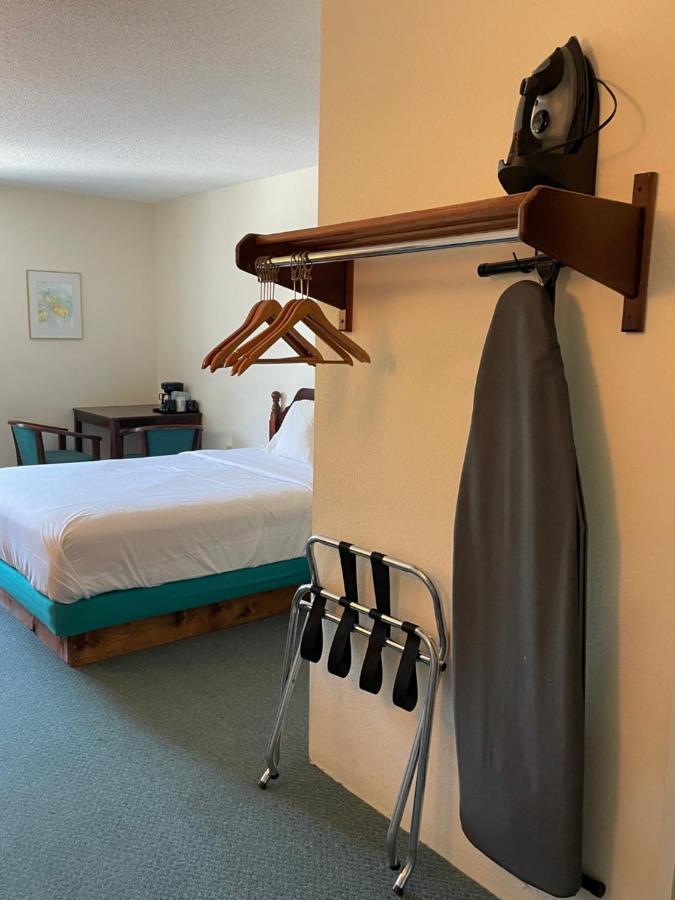 Voyager Inn Saint Ignace Exteriör bild