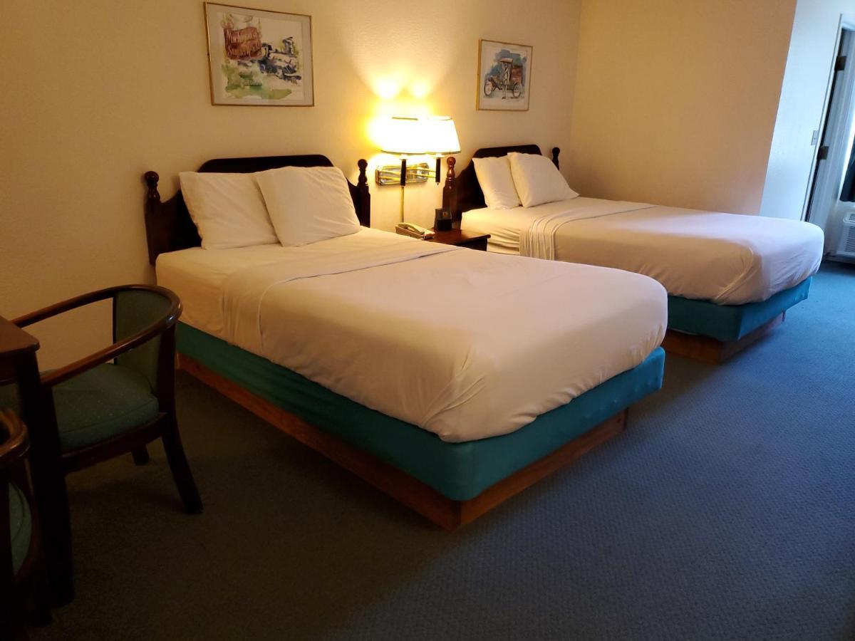 Voyager Inn Saint Ignace Exteriör bild