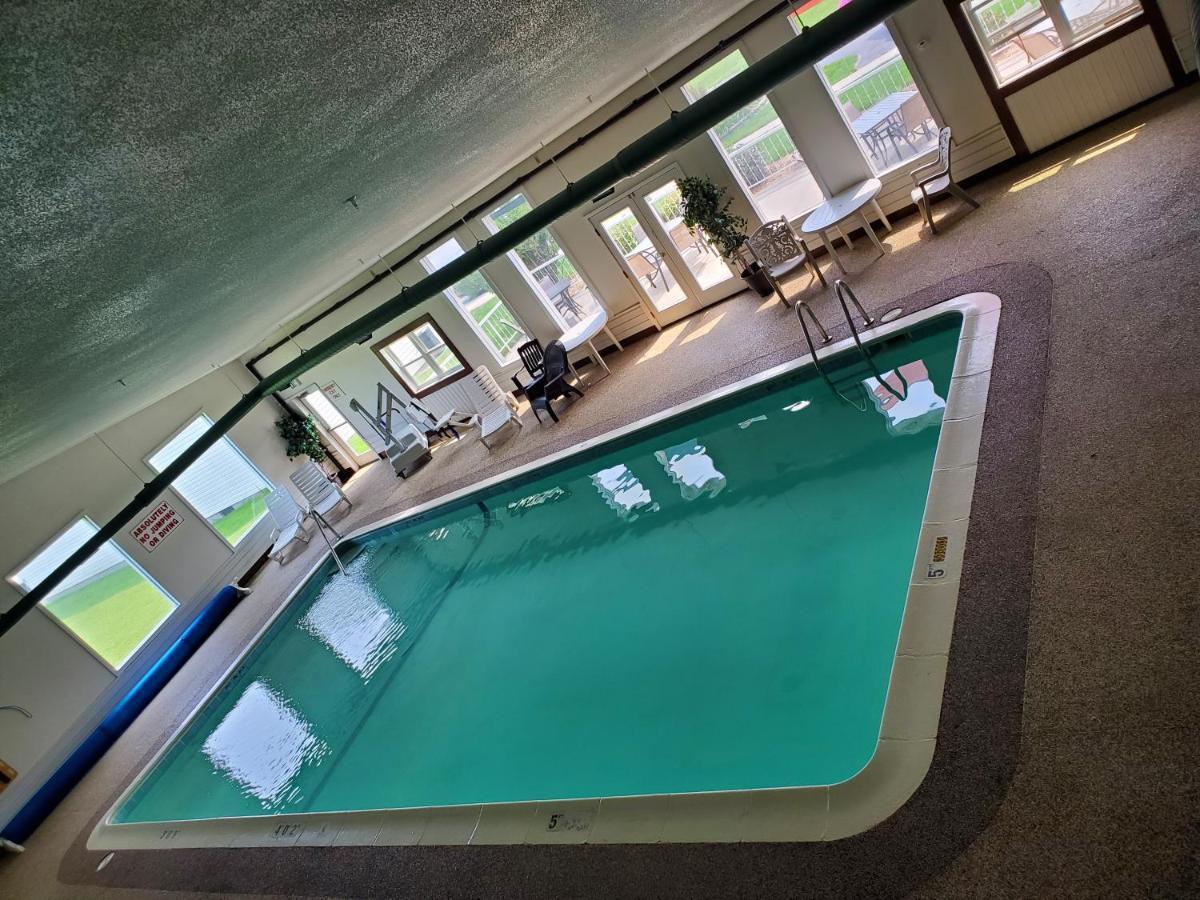 Voyager Inn Saint Ignace Exteriör bild
