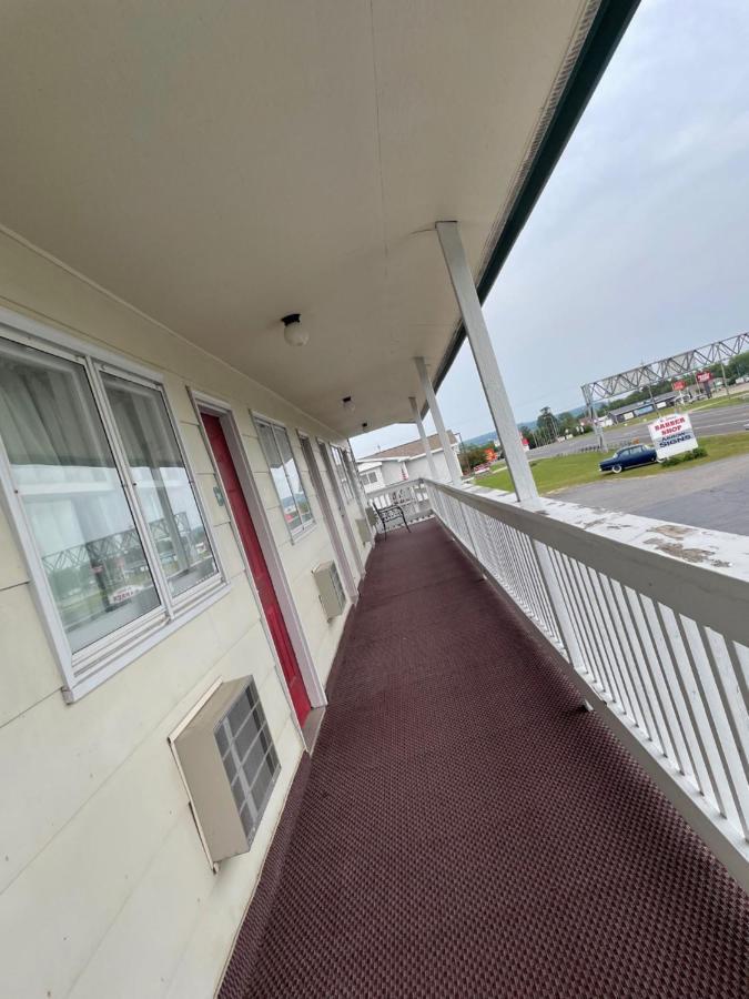 Voyager Inn Saint Ignace Exteriör bild