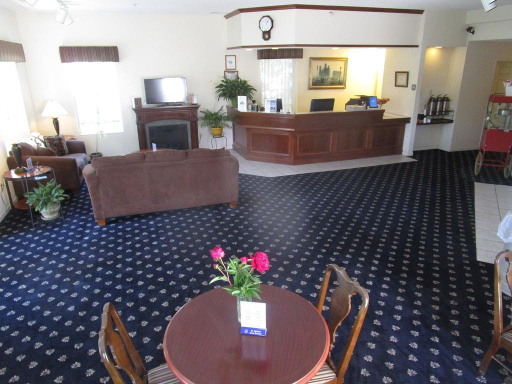 Voyager Inn Saint Ignace Exteriör bild