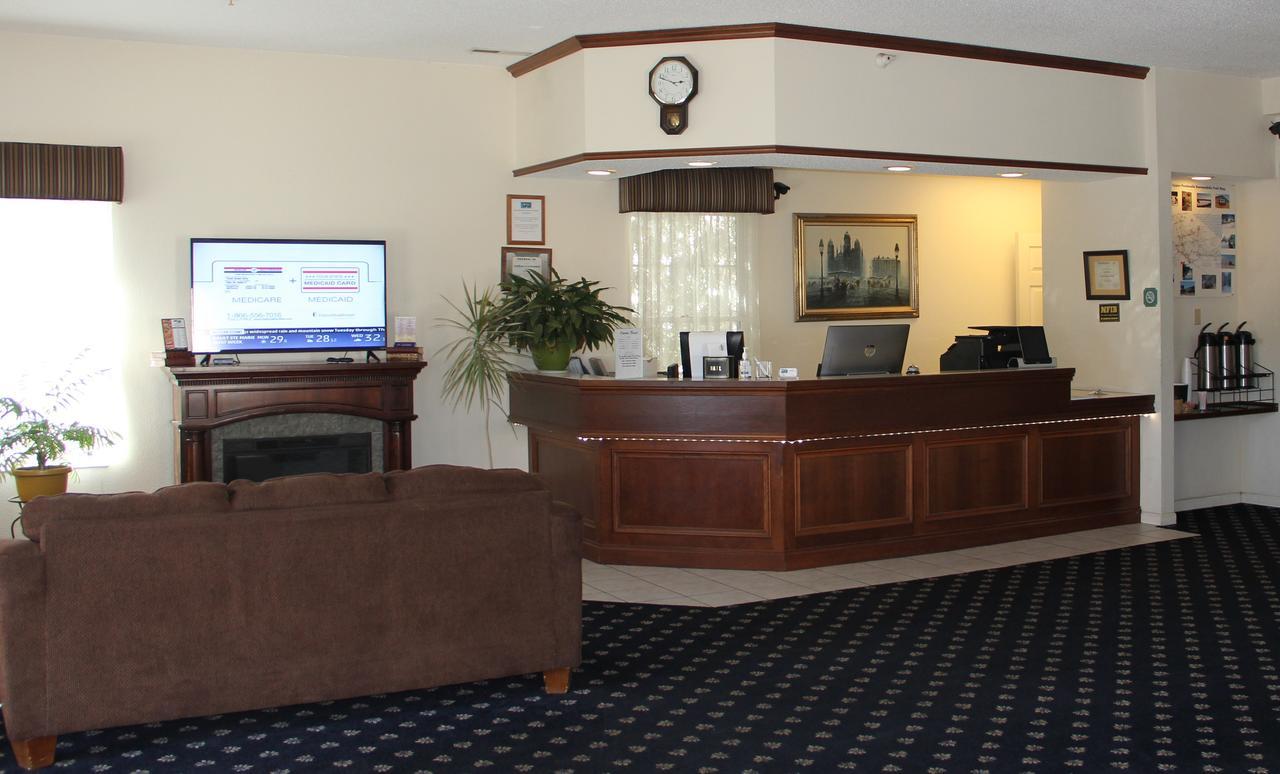 Voyager Inn Saint Ignace Exteriör bild