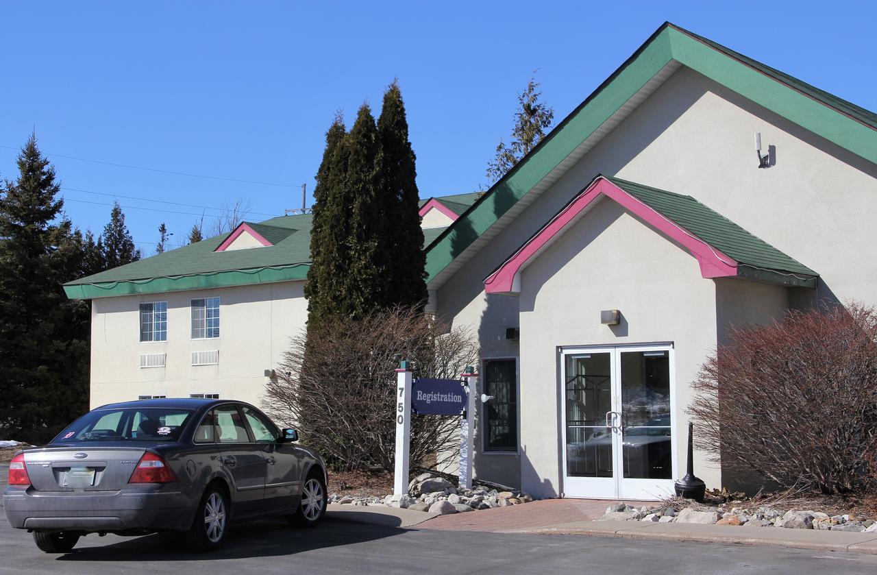 Voyager Inn Saint Ignace Exteriör bild