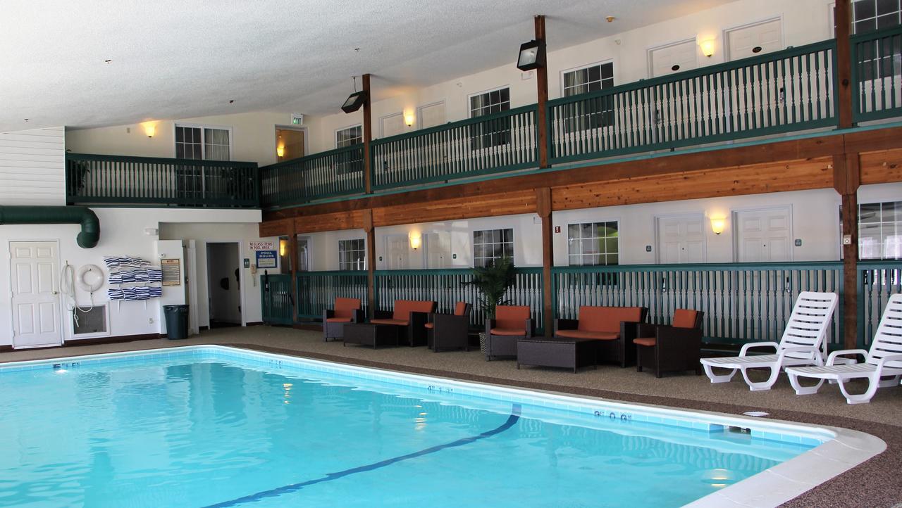 Voyager Inn Saint Ignace Exteriör bild