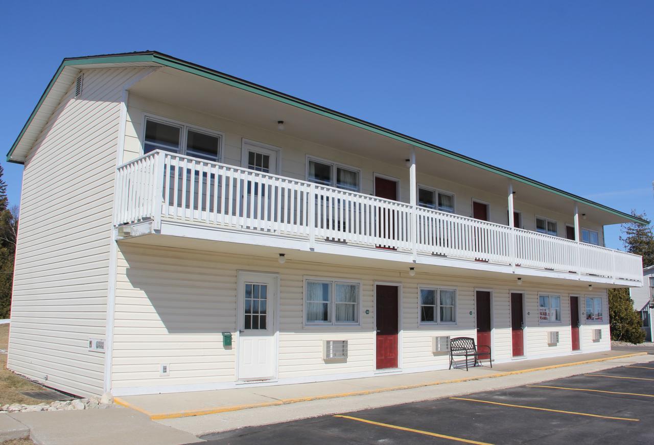 Voyager Inn Saint Ignace Exteriör bild