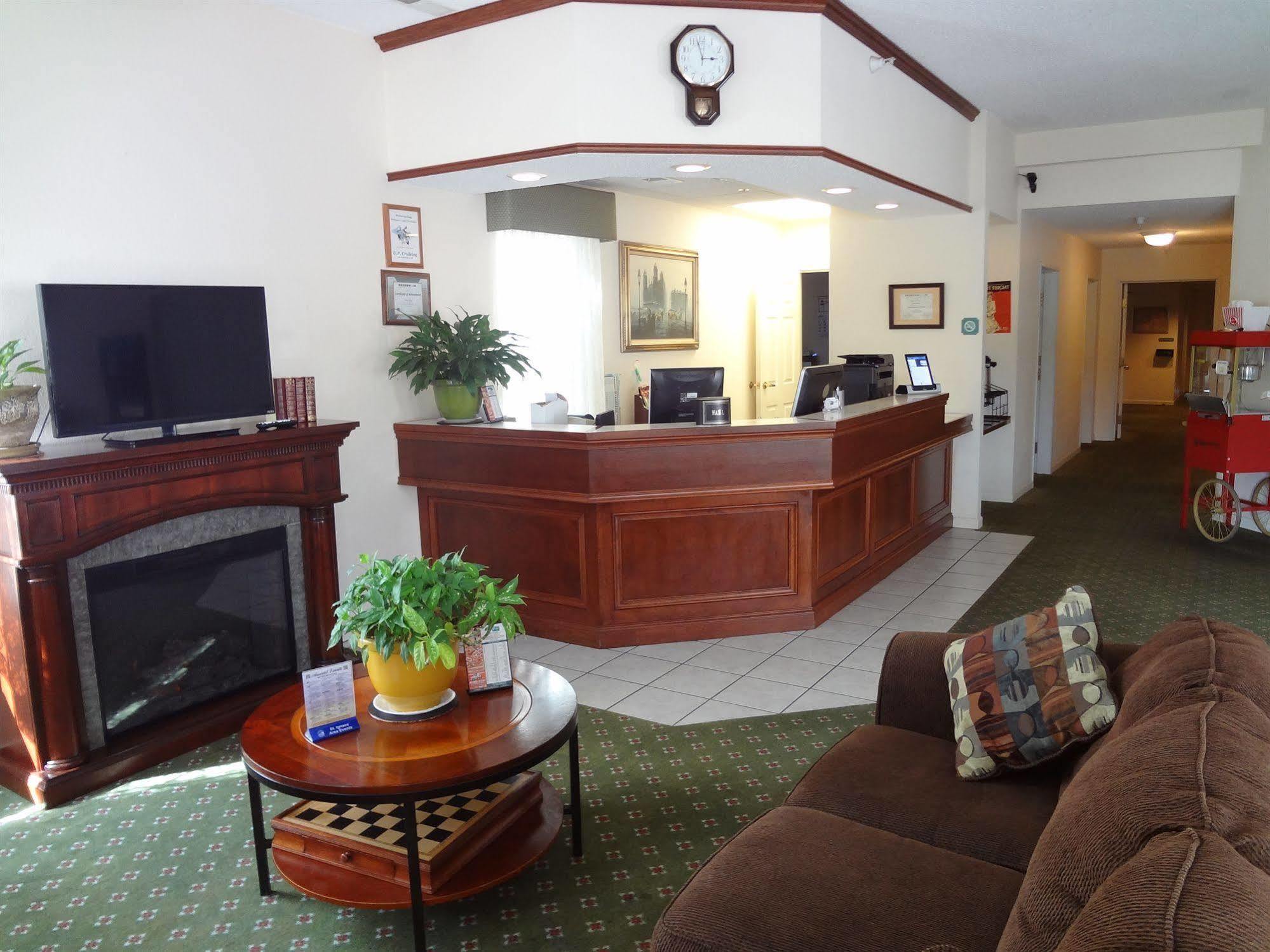 Voyager Inn Saint Ignace Exteriör bild