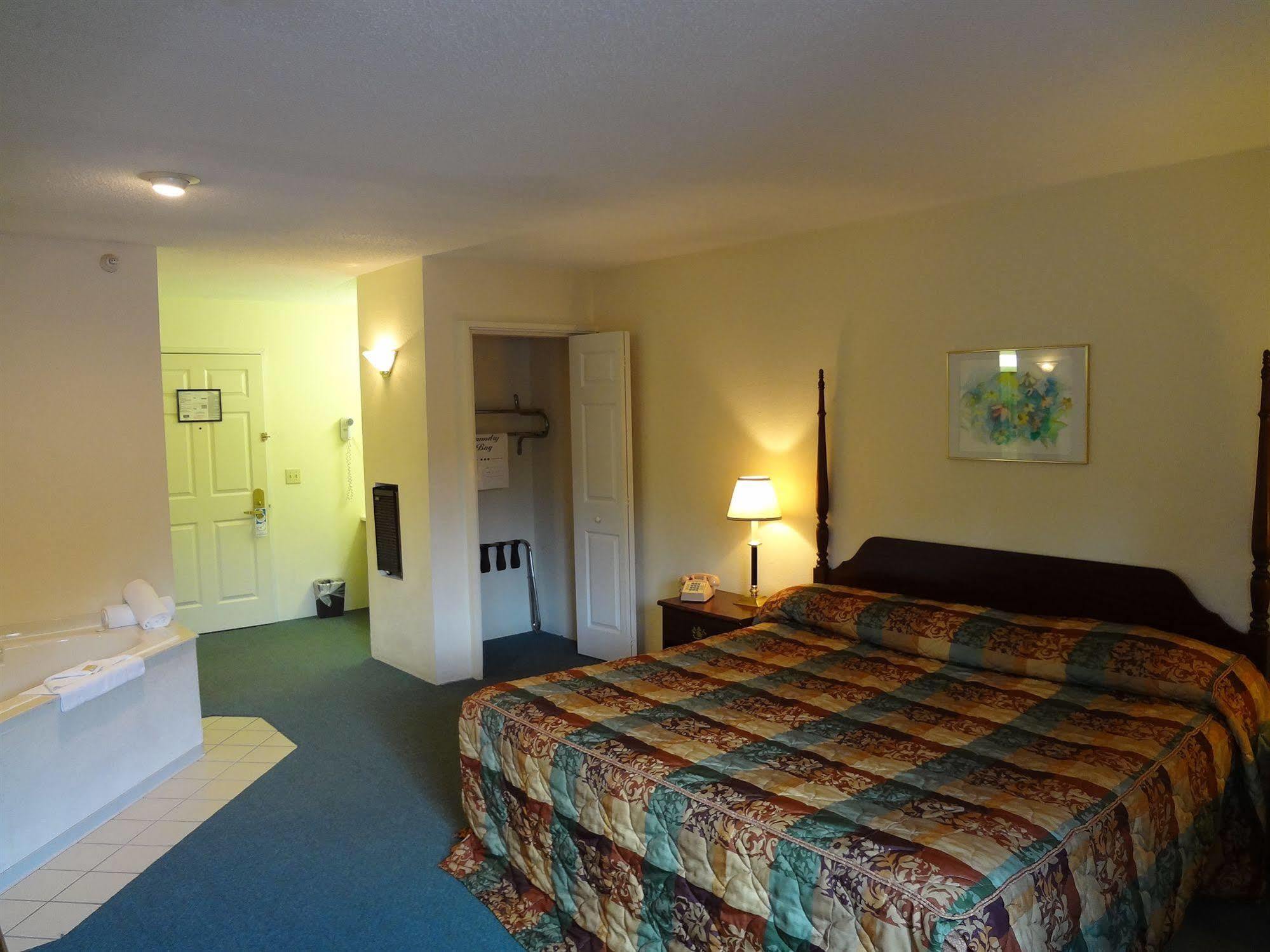 Voyager Inn Saint Ignace Exteriör bild