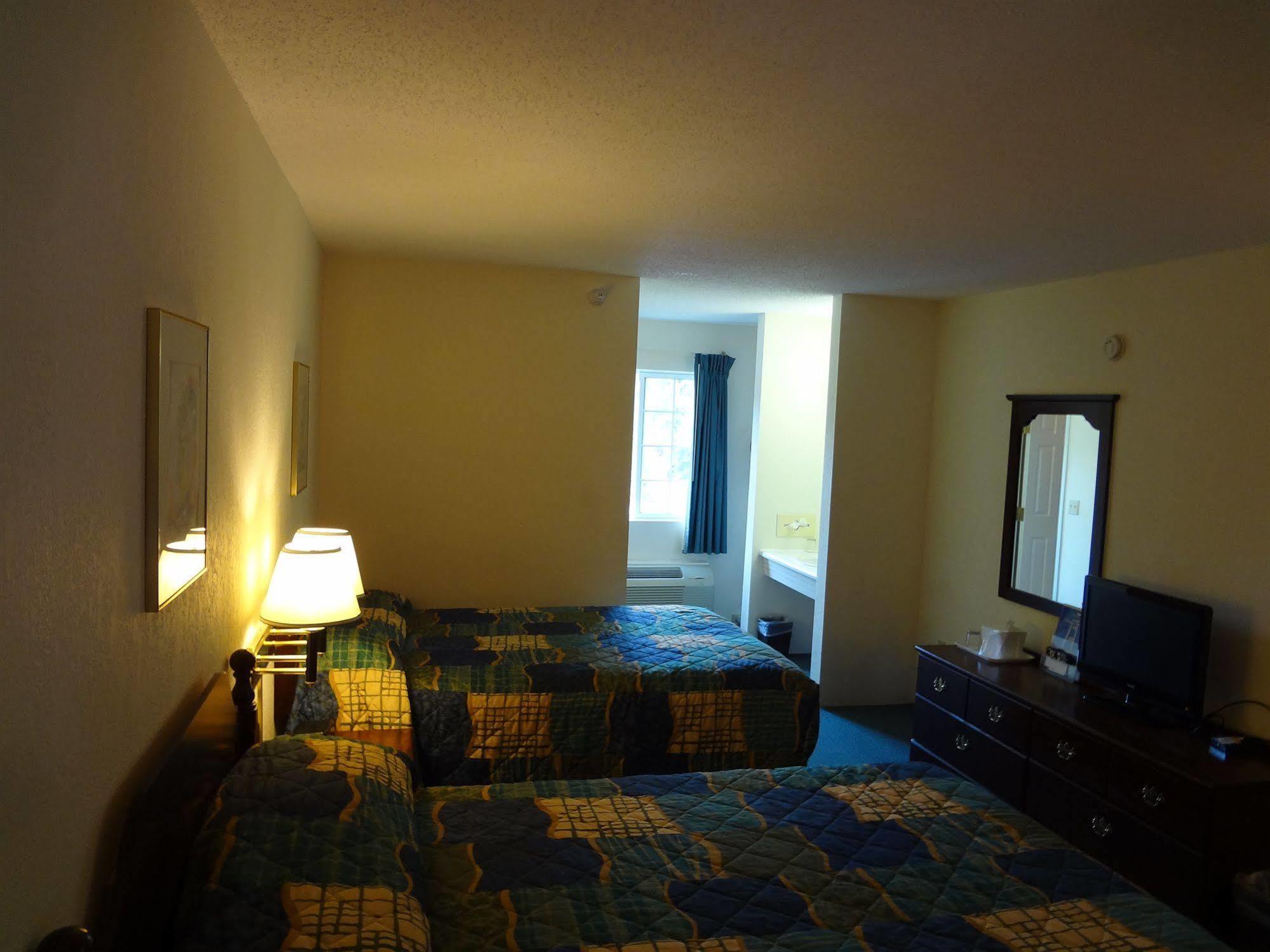 Voyager Inn Saint Ignace Exteriör bild