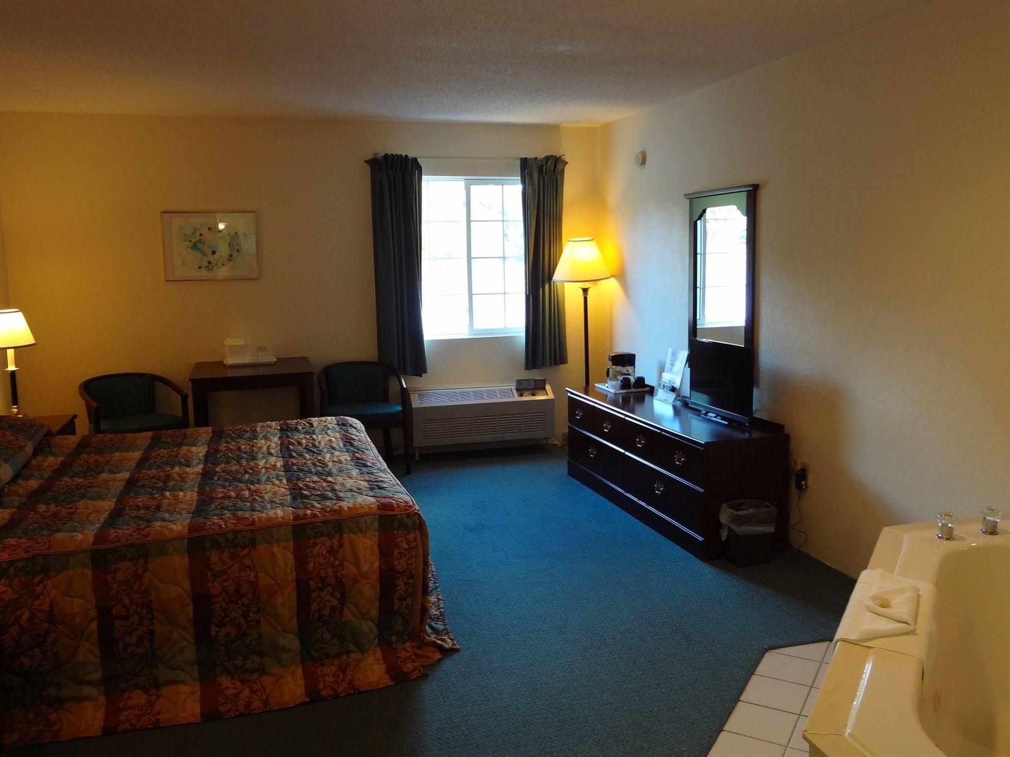 Voyager Inn Saint Ignace Exteriör bild