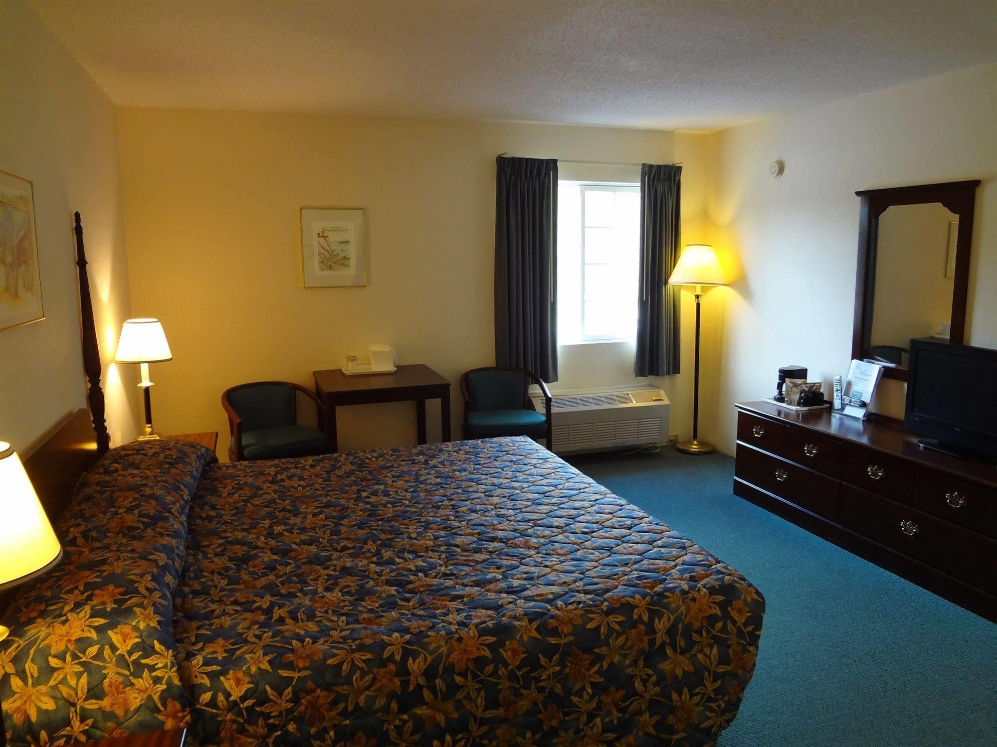Voyager Inn Saint Ignace Exteriör bild