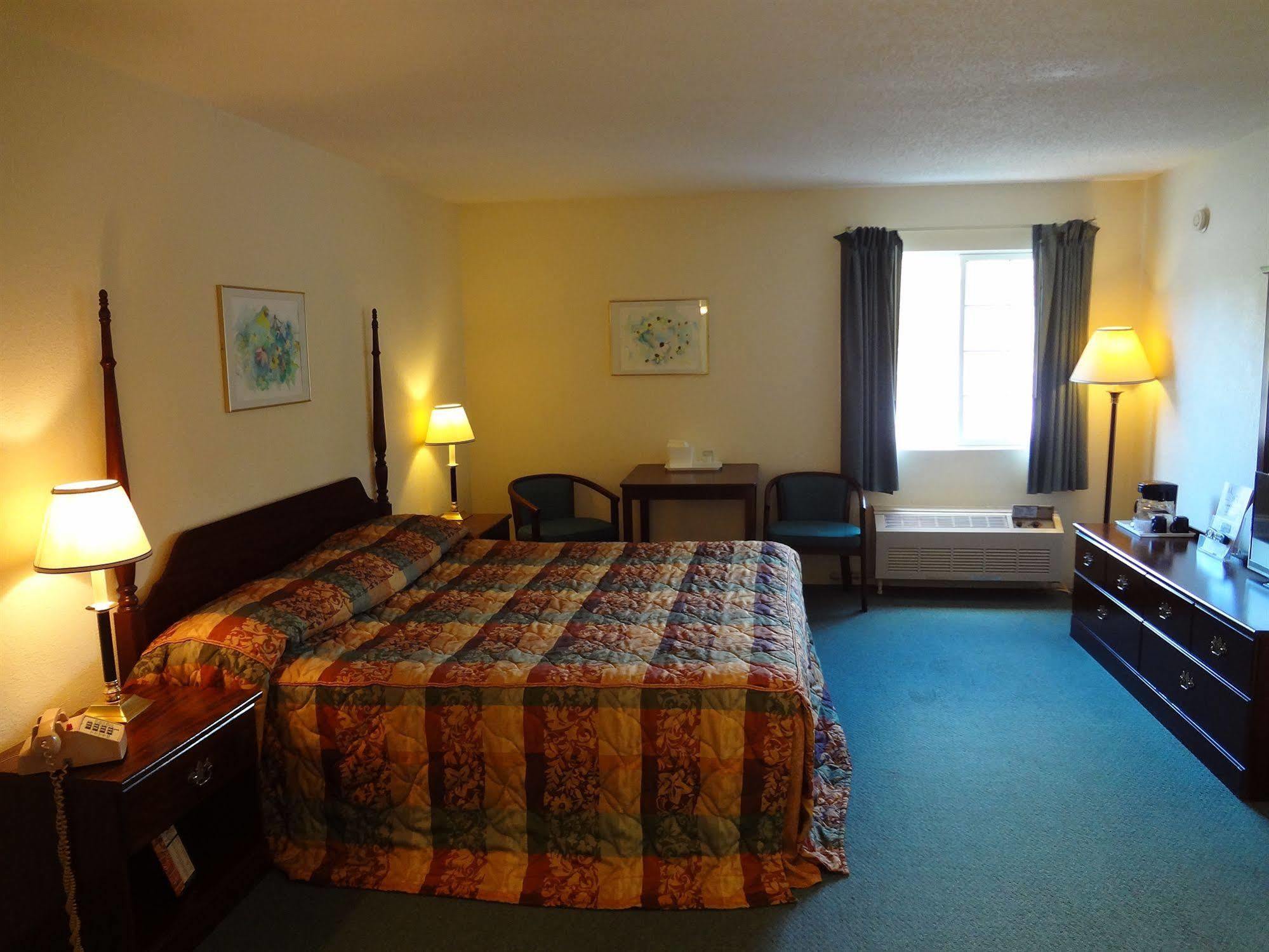 Voyager Inn Saint Ignace Exteriör bild