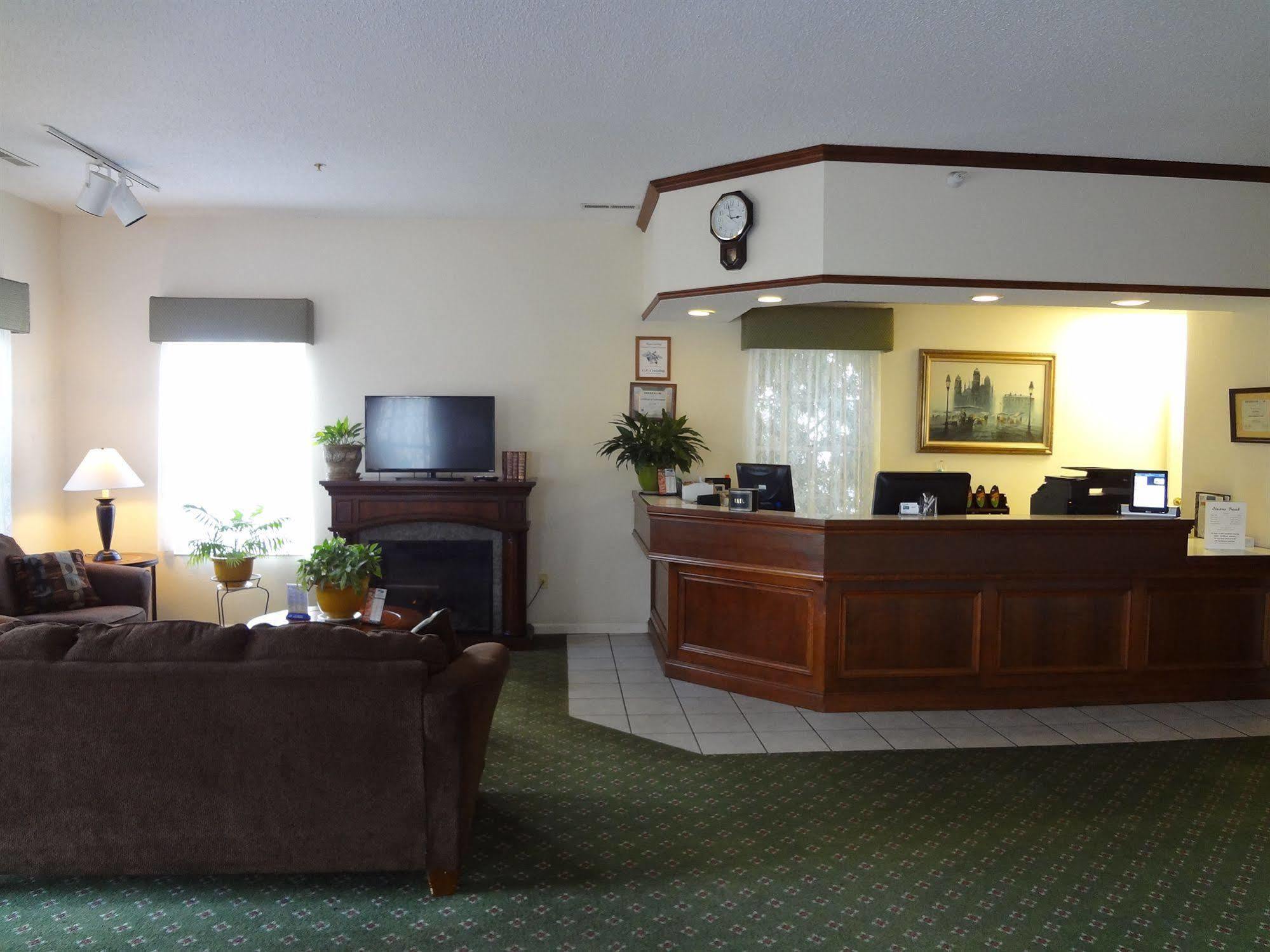 Voyager Inn Saint Ignace Exteriör bild